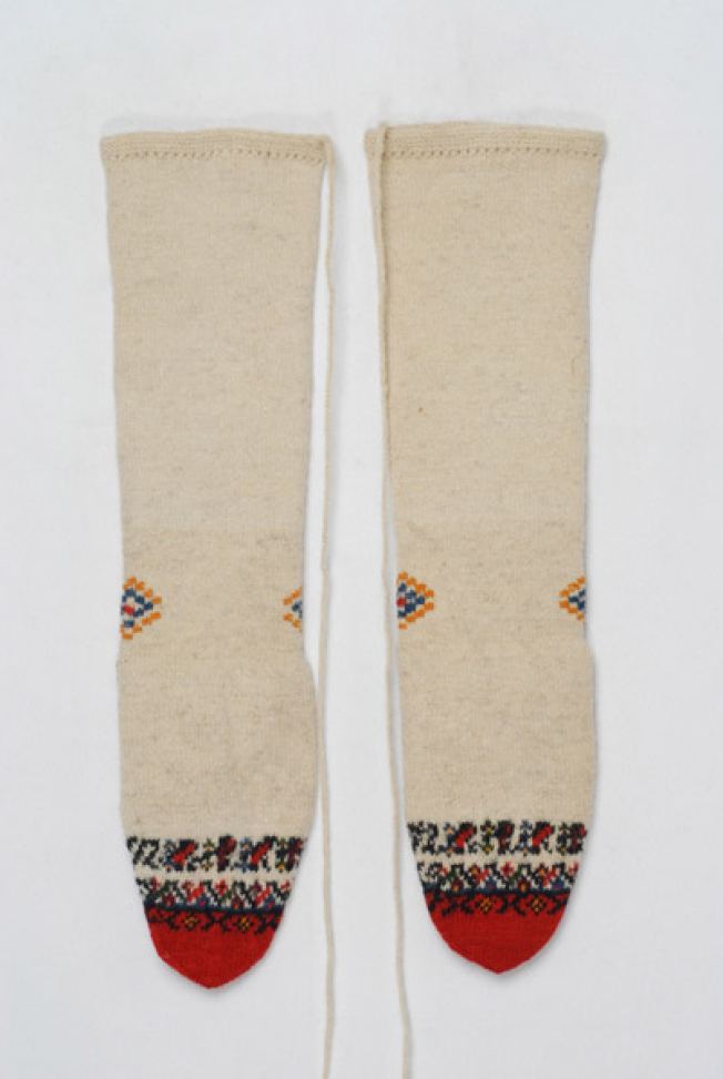 Stockings with mytoftera and ploumia at point, the heel and the ankle