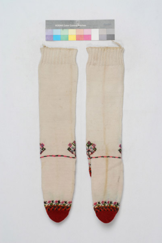 Stockings with mytoftera and ploumia at point, the heel and the ankle