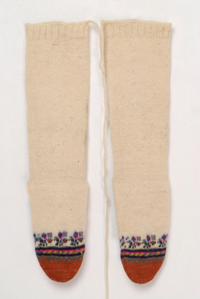 Stockings with mytoftera and ploumia (finery) at the point and the heel