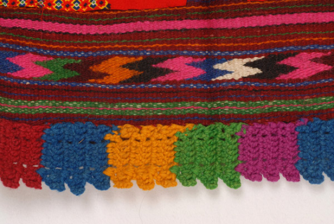 Detail of the edge with lace with woollen threads