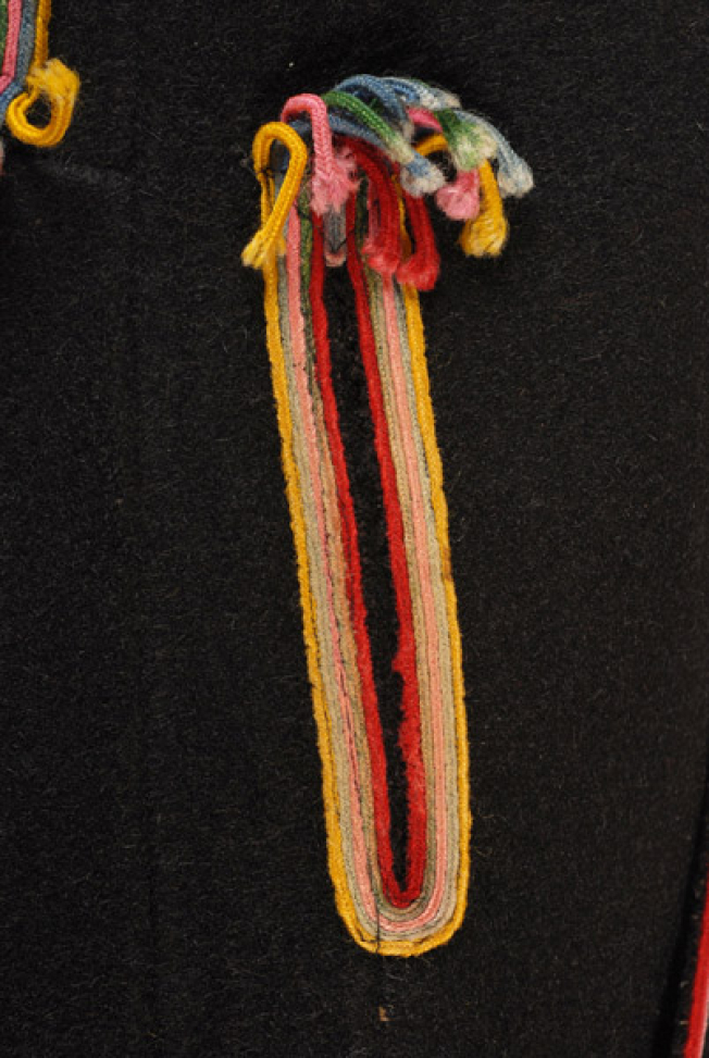 Vertical opening at the waist level, detail of the applique decoration