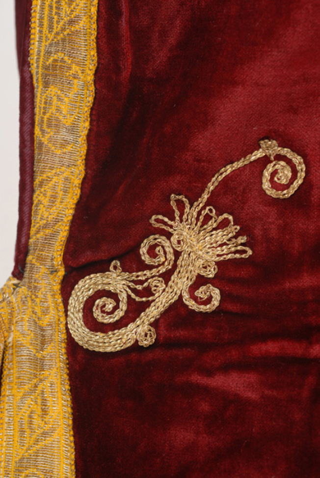 Detail of the decoration at the waist level, at the back: small, embroidered stylized motif