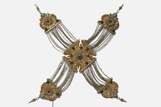Gilded crossed kiousteki of the chest, with wiry decoration and coloured stones 