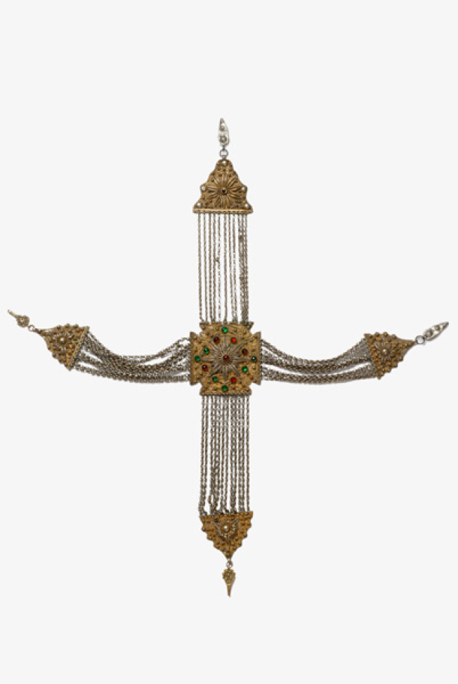 Gilded crossed kiousteki of the chest, with wiry decoration and coloured stones 