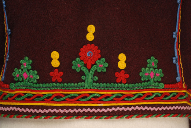 Detail of the applique decoration at the border: commercially available braids, klarakia (twigs) and salingaria (snails) with gaitania.