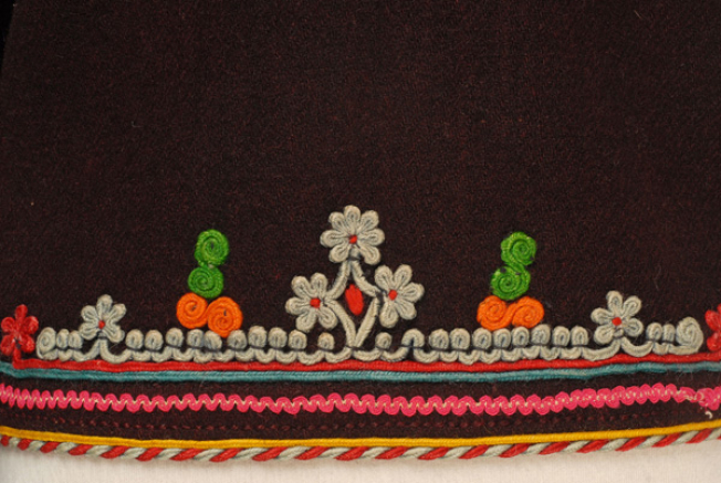 Detail of the applique decoration at the border: commercially available braid, klarakia (twigs) and salingaria (snails) with gaitania.