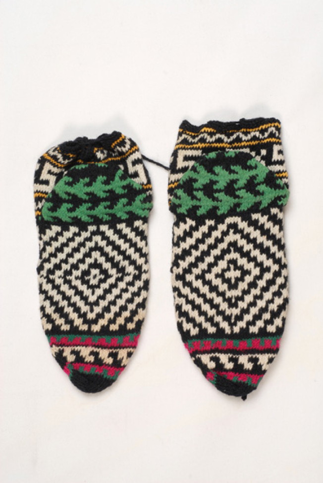 Patounes or kontotsourapa, back