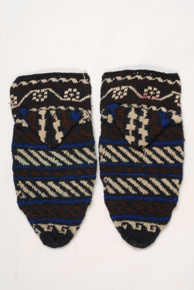 Patounes or kontotsourapa, back