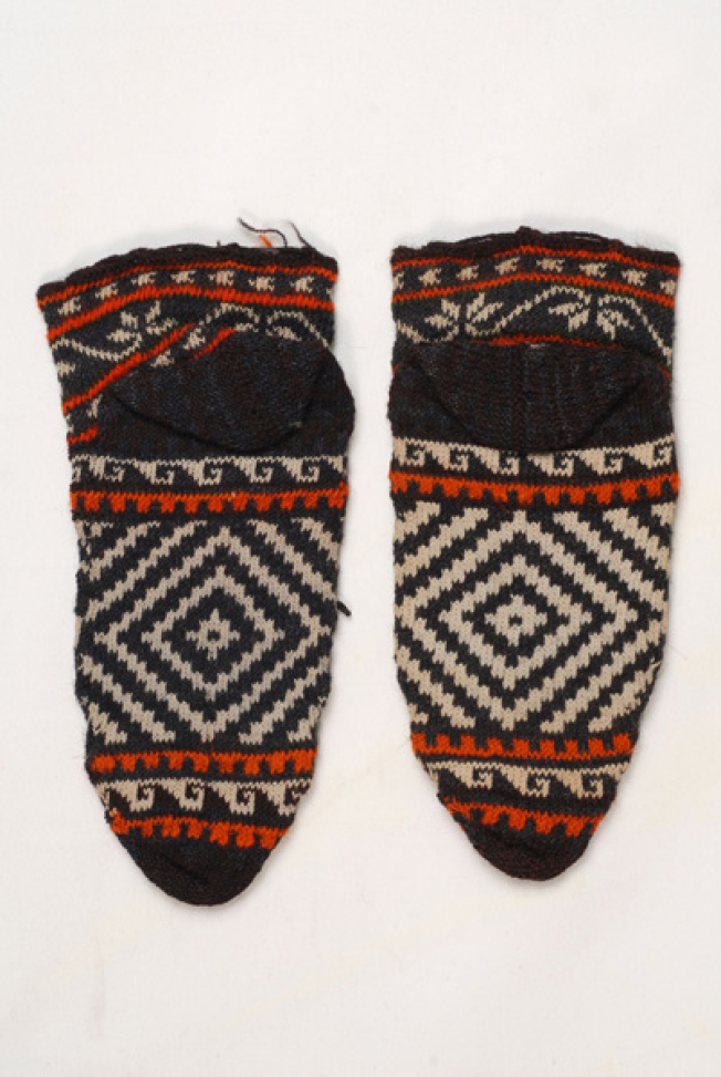Patounes or kontotsourapa, back
