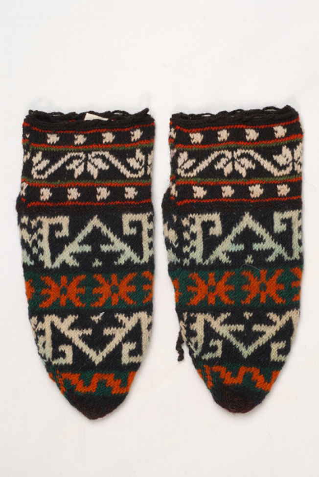Patounes or kontotsourapa, sarakatsanian socks