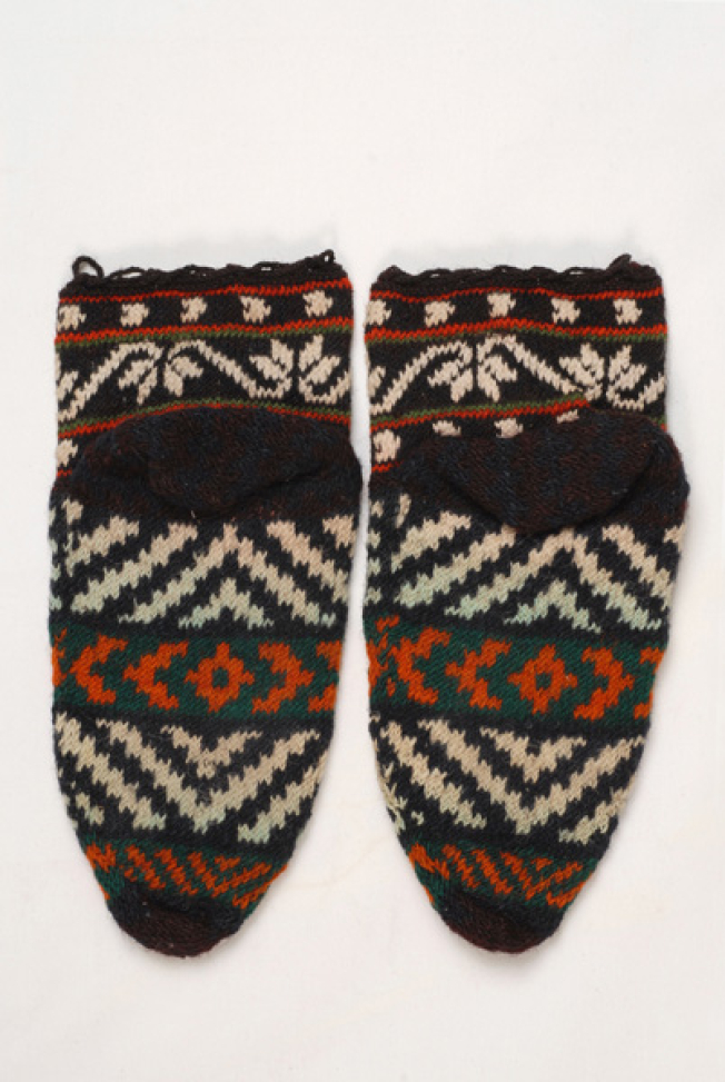 Patounes or kontotsourapa, back