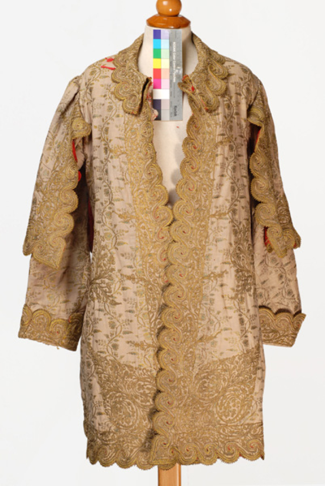 Sleeved overcoat made of silk brocaded fabric