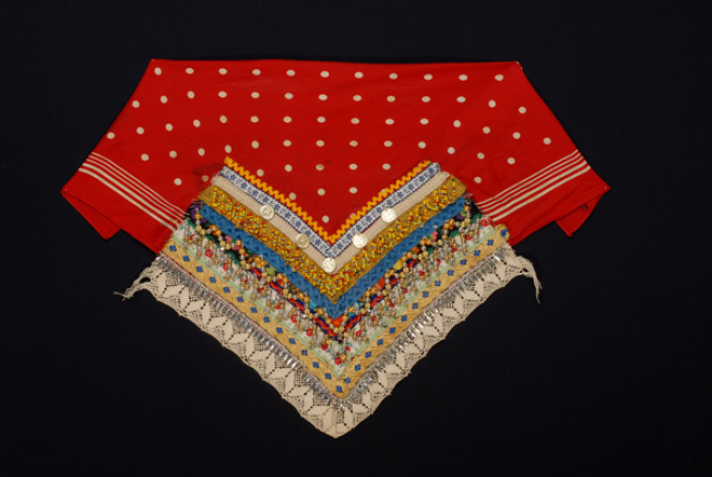 Additional plastron made of red cotton printed fabric with applique decoration