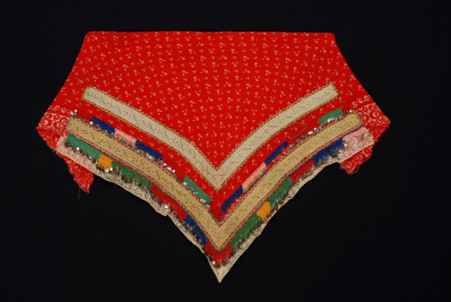 Additional plastron made of red cotton printed fabric with applique decoration