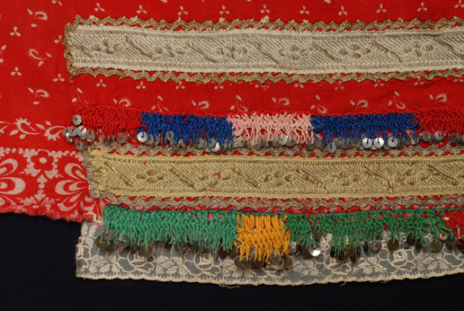 Detail of the applique decoration with zig-zag gold braid, gold fillet and a variety of of bibila (crocheted lace)with darning spangles