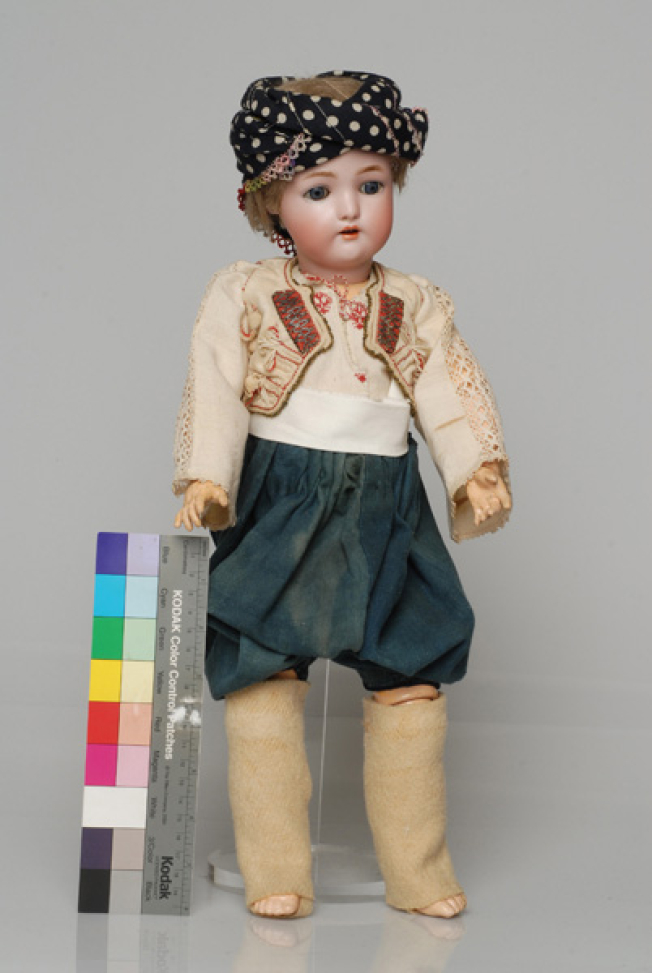 Πορσελάνινη κούκλα από τη συλλογή της βασίλισσας Όλγας ντυμένη με την ανδρική, τσοπάνικη φορεσιά της Σκύρου