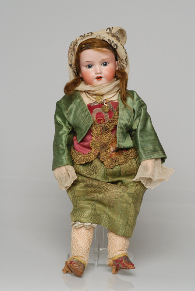 Πορσελάνινη κούκλα από τη συλλογή της βασίλισσας Όλγας ντυμένη με τη γυναικεία φορεσιά της Κιμώλου