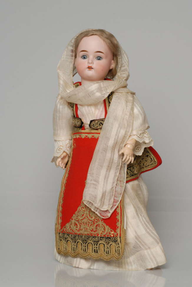 Πορσελάνινη κούκλα από τη συλλογή της βασίλισσας Όλγας ντυμένη με τη γυναικεία φορεσιά της Αράχωβας