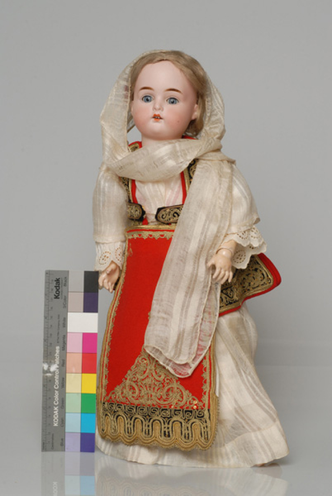 Πορσελάνινη κούκλα από τη συλλογή της βασίλισσας Όλγας ντυμένη με τη γυναικεία φορεσιά της Αράχωβας