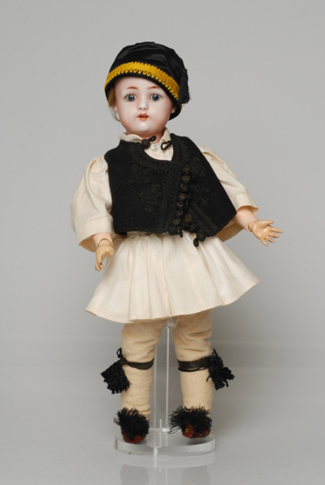 Πορσελάνινη κούκλα από τη συλλογή της βασίλισσας Όλγας ντυμένη με ανδρικό τύπο φορεσιάς φουστανελά από την Αττική