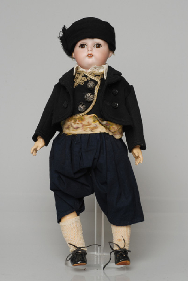 Πορσελάνινη κούκλα από τη συλλογή της βασίλισσας Όλγας ντυμένη με την ανδρική φορεσιά της Κέρκυρας