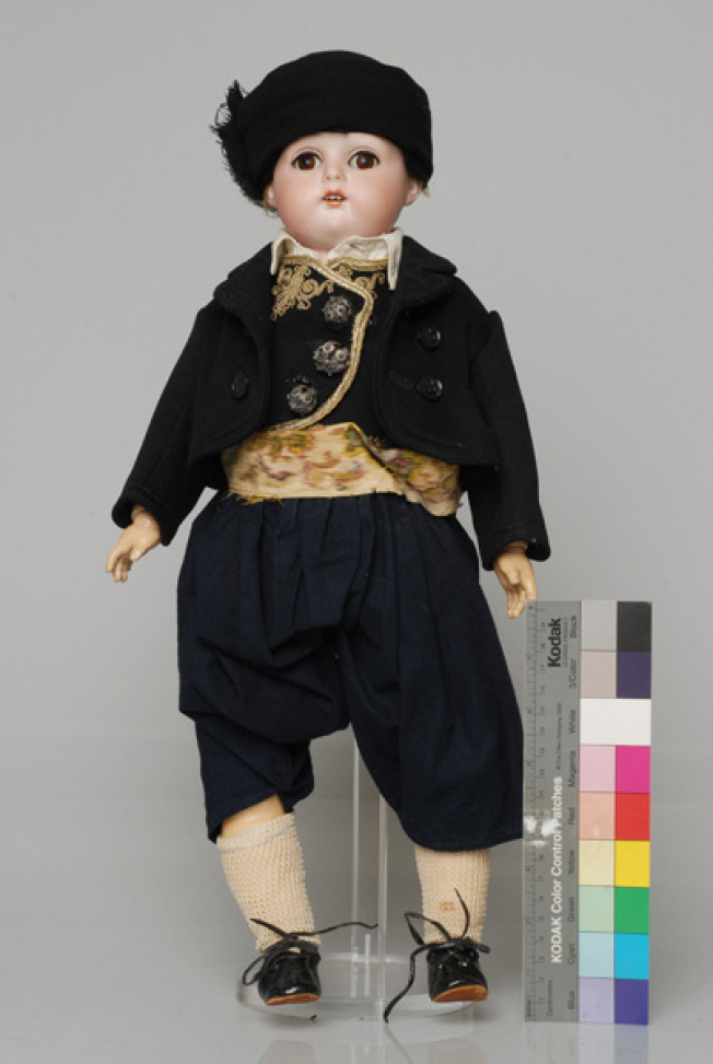 Πορσελάνινη κούκλα από τη συλλογή της βασίλισσας Όλγας ντυμένη με την ανδρική φορεσιά της Κέρκυρας