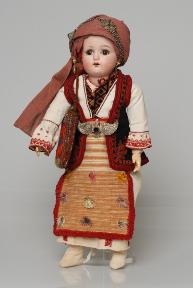 Πορσελάνινη κούκλα από τη συλλογή της βασίλισσας Όλγας ντυμένη με τη γυναικεία φορεσιά των Καρυών