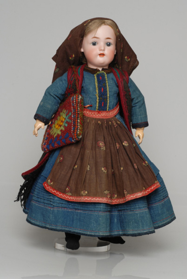 Πορσελάνινη κούκλα από τη συλλογή της βασίλισσας Όλγας ντυμένη με την καθημερινή, γυναικεία φορεσιά της Λευκάδας