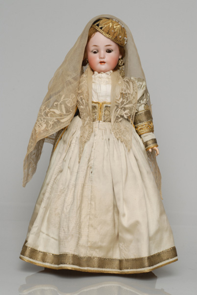 Πορσελάνινη κούκλα από τη συλλογή της βασίλισσας Όλγας ντυμένη με τη νυφική φορεσιά της Λευκάδας