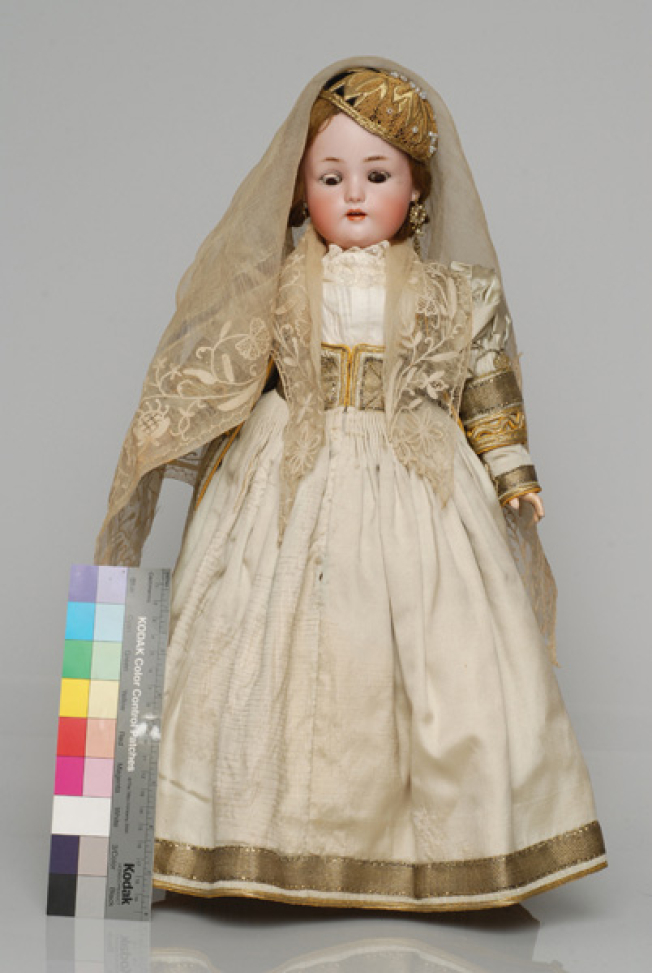 Πορσελάνινη κούκλα από τη συλλογή της βασίλισσας Όλγας ντυμένη με τη νυφική φορεσιά της Λευκάδας