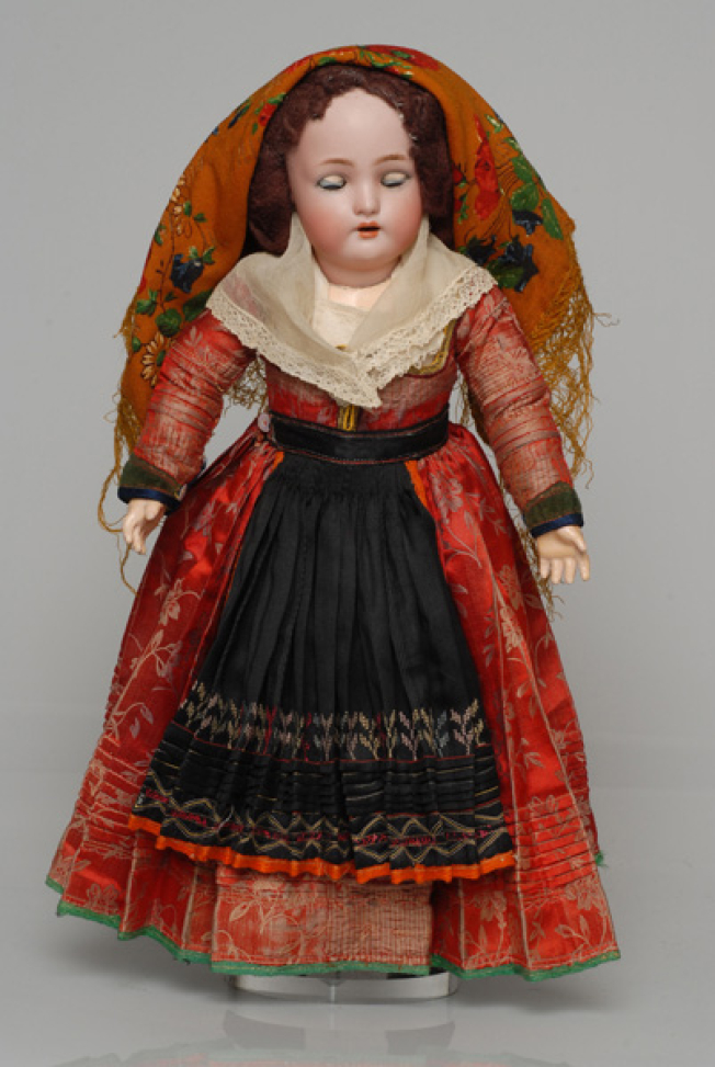 Πορσελάνινη κούκλα από τη συλλογή της βασίλισσας Όλγας ντυμένη με τη γυναικεία, γιορτινή φορεσιά της Λευκάδας