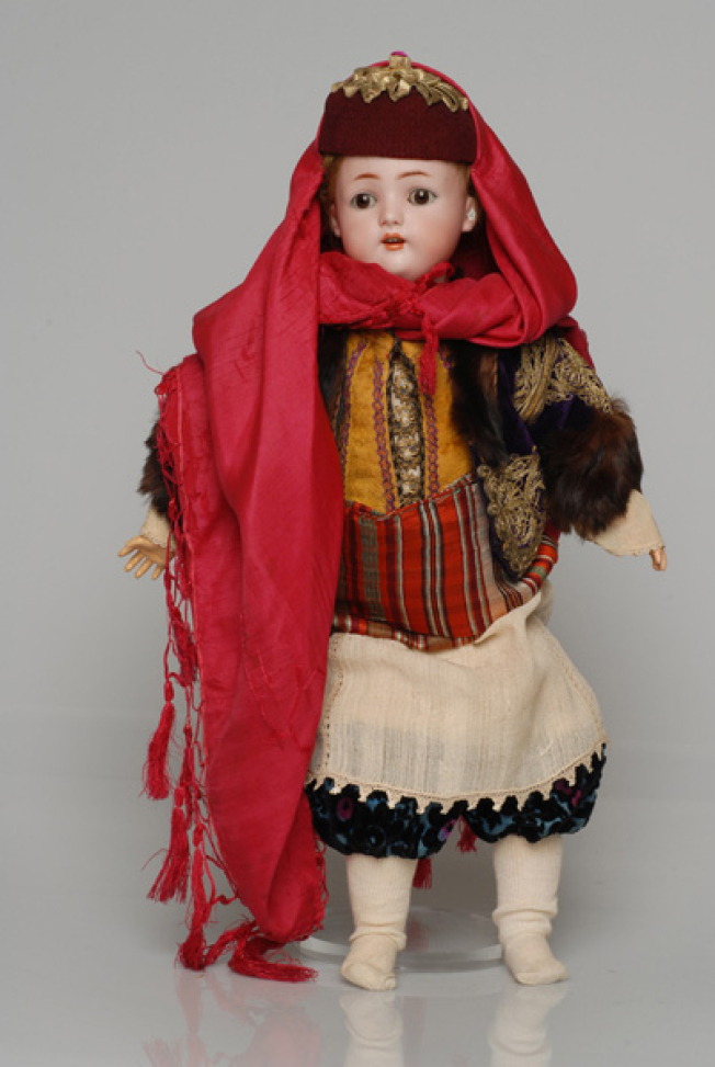 Πορσελάνινη κούκλα από τη συλλογή της βασίλισσας Όλγας ντυμένη με τη γυναικεία, γιορτινή φορεσιά του Καστελλόριζου