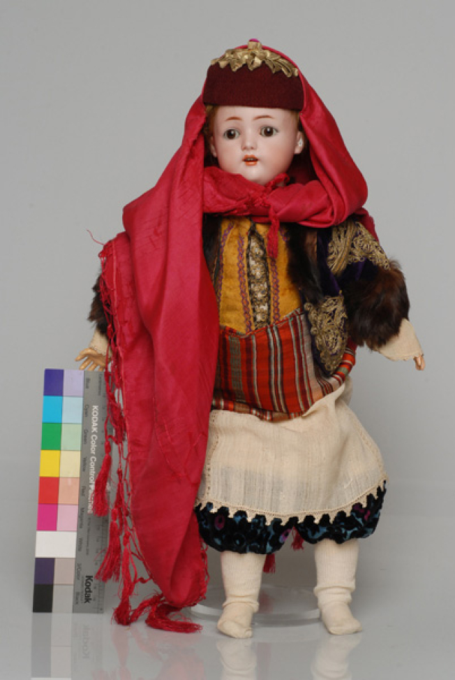 Πορσελάνινη κούκλα από τη συλλογή της βασίλισσας Όλγας ντυμένη με τη γυναικεία, γιορτινή φορεσιά του Καστελλόριζου