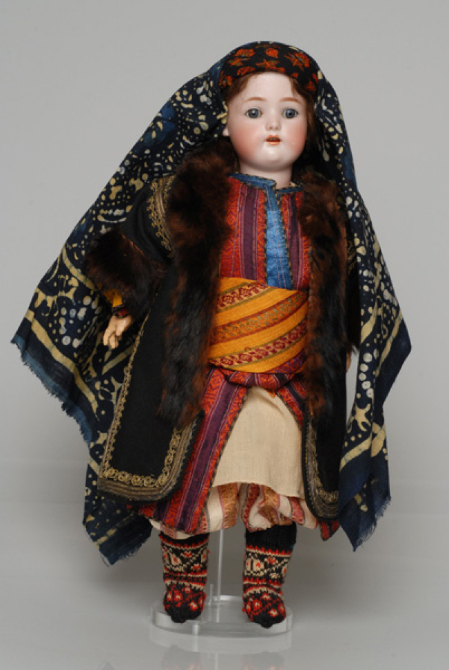 Πορσελάνινη κούκλα από τη συλλογή της βασίλισσας Όλγας ντυμένη με τη γυναικεία, πένθιμη φορεσιά της ανύπαντρης από το Καστελλόριζο