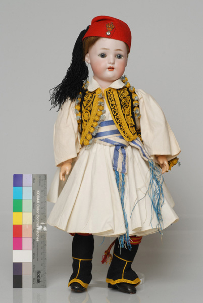 Πορσελάνινη κούκλα από τη συλλογή της βασίλισσας Όλγας ντυμένη με ανδρικό τύπο φορεσιάς φουστανελά από την Πάτρα