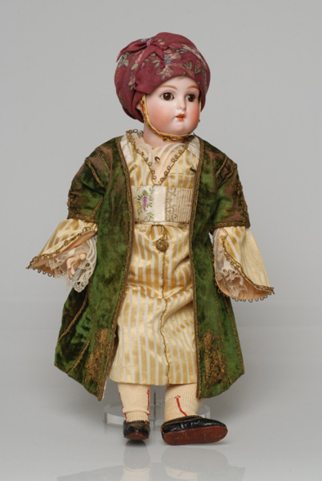 Πορσελάνινη κούκλα από τη συλλογή της βασίλισσας Όλγας ντυμένη με τη γυναικεία γιορτινή φορεσιά της Πάτρας