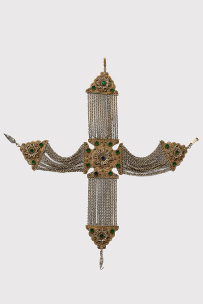 Επιχρυσωμένο σταυρωτό κιουστέκι αλυσιδωτό κόσμημα στήθους, με συρματερό διάκοσμο και ποικιλόχρωμες πέτρες 