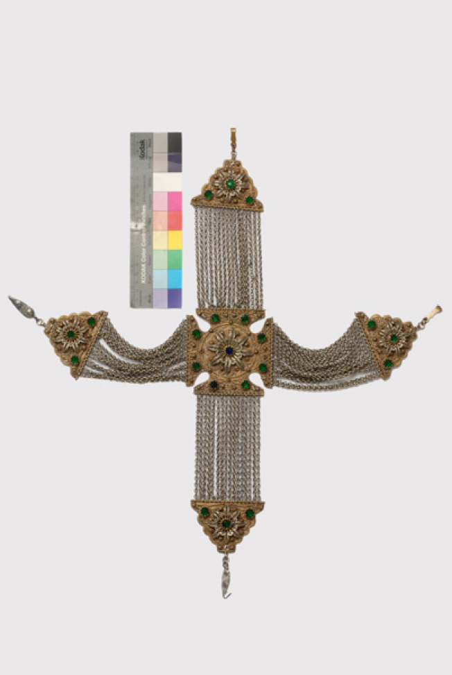 Επιχρυσωμένο σταυρωτό κιουστέκι αλυσιδωτό κόσμημα στήθους, με συρματερό διάκοσμο και ποικιλόχρωμες πέτρες 