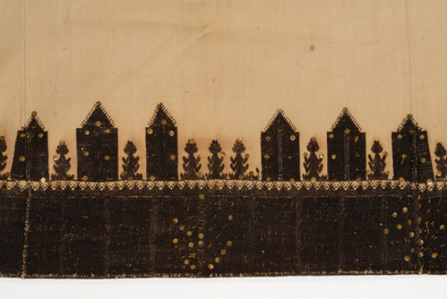Embroidery at the front "mana"