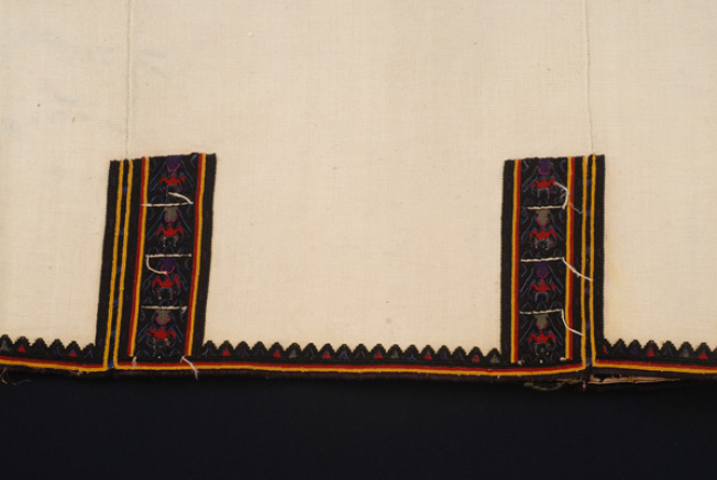 Ποδόγυρος (φύλλο πλάτης), λεπτομέρεια διακόσμησης με δύο κολόνες με σχηματοποιημένα μοτίβα