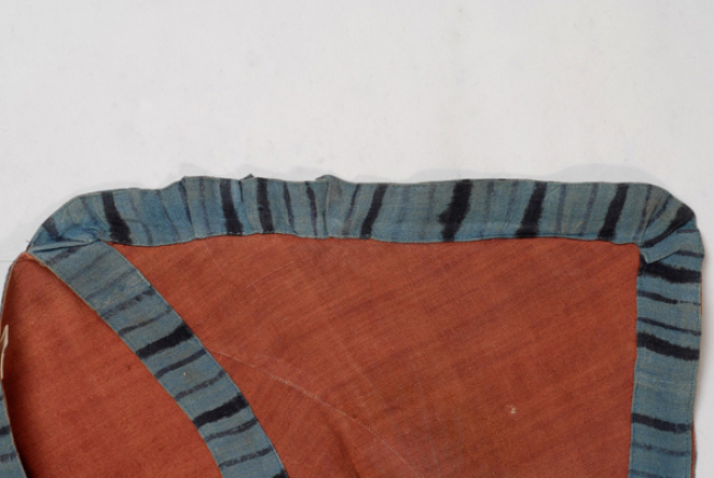 Upright applique decoration of the sleeve