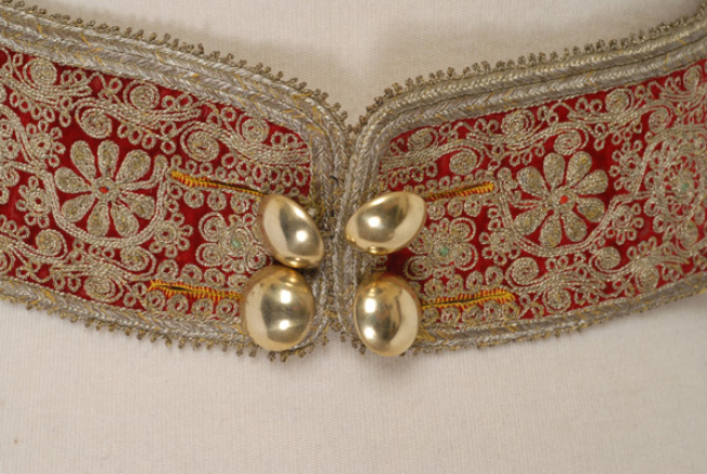 Detail of the decoration of the tongue and fioumbes, studs