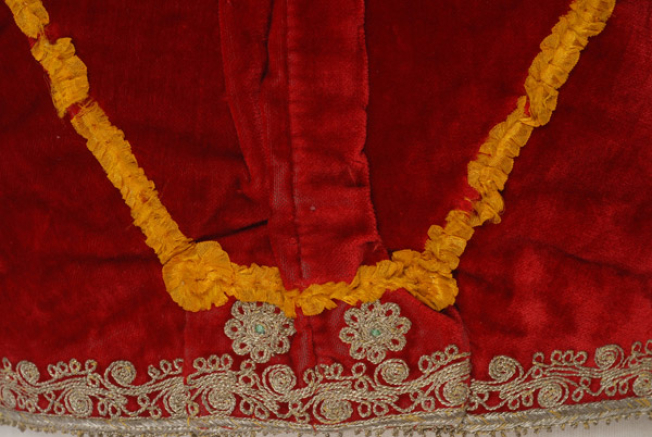 Detail of the decoration of the box pleat