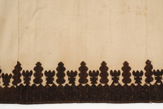 Embroidery at the back "mana" 