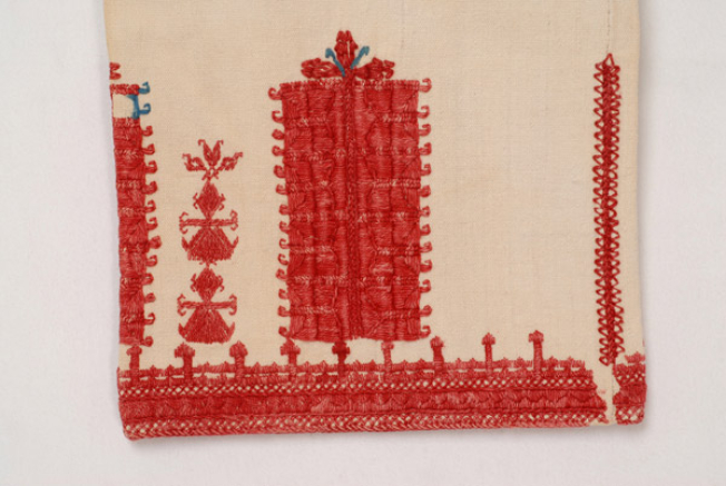 Kolonato chemise, embroidery of the sleeve and the seam of the right sleeve 