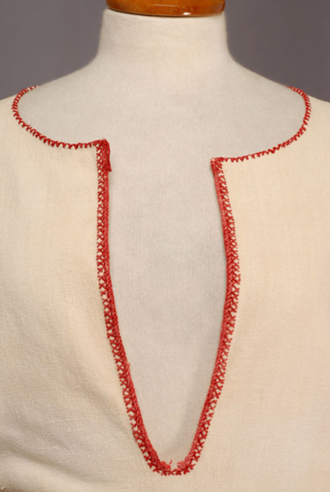 Kolonato chemise, neckline and front opening
