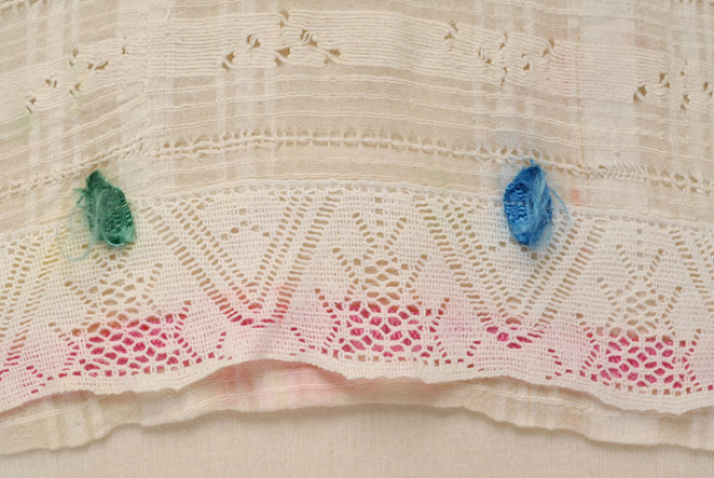 Ποδόγυρος, διακόσμηση με αζούρ, δαντέλα του μέτρου και τμήματα από πολύχρωμες μεταξωτές κορδέλες