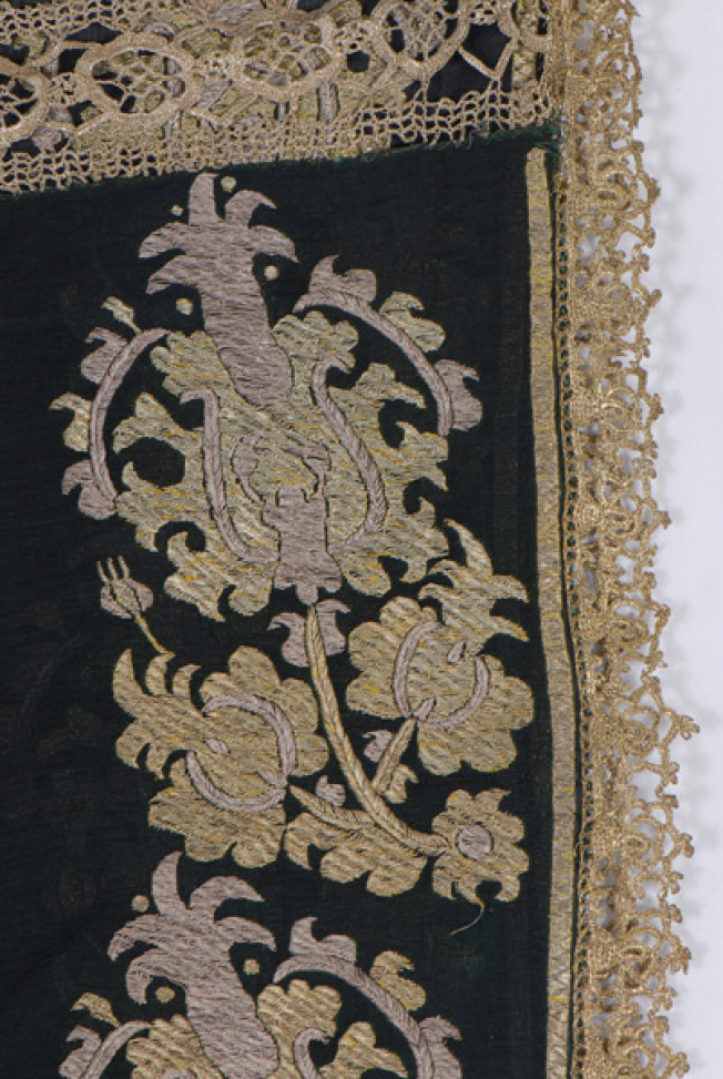 Embroidery and edging of the sleeve