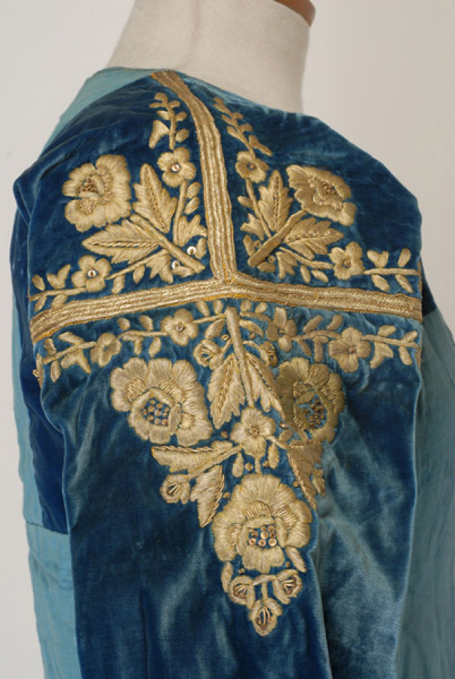 Shoulder, detail of the gold embroidery