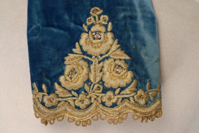Shoulder, detail of the gold embroidered decoration